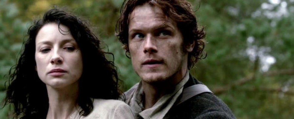 Wie bei „Outlander“ alles anfing: Jamie (Sam Heughan, r.) mit Claire (Caitirona Balfe) kurz nach ihrer Zeitreise – Bild: Starz