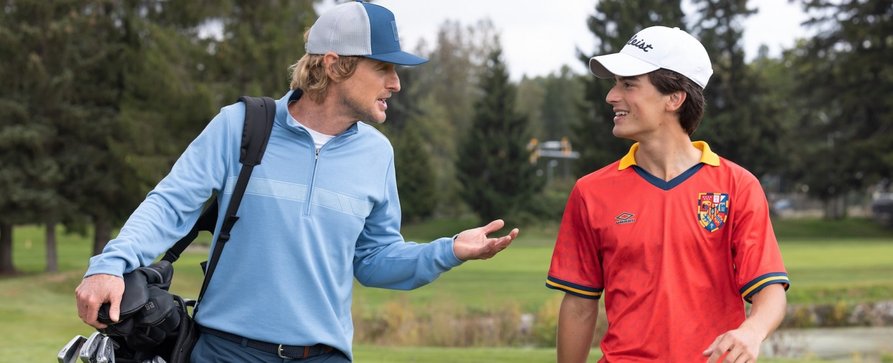 Erste Bilder zu Owen Wilsons Golf-Comedy „Stick“ enthüllt – „Loki“-Star gibt abgehalfterten Ex-Profigolfer – Bild: Apple TV+