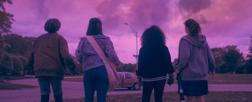 Die „Paper Girls“ begeben sich auf eine Zeitreise – Bild: Amazon Studios