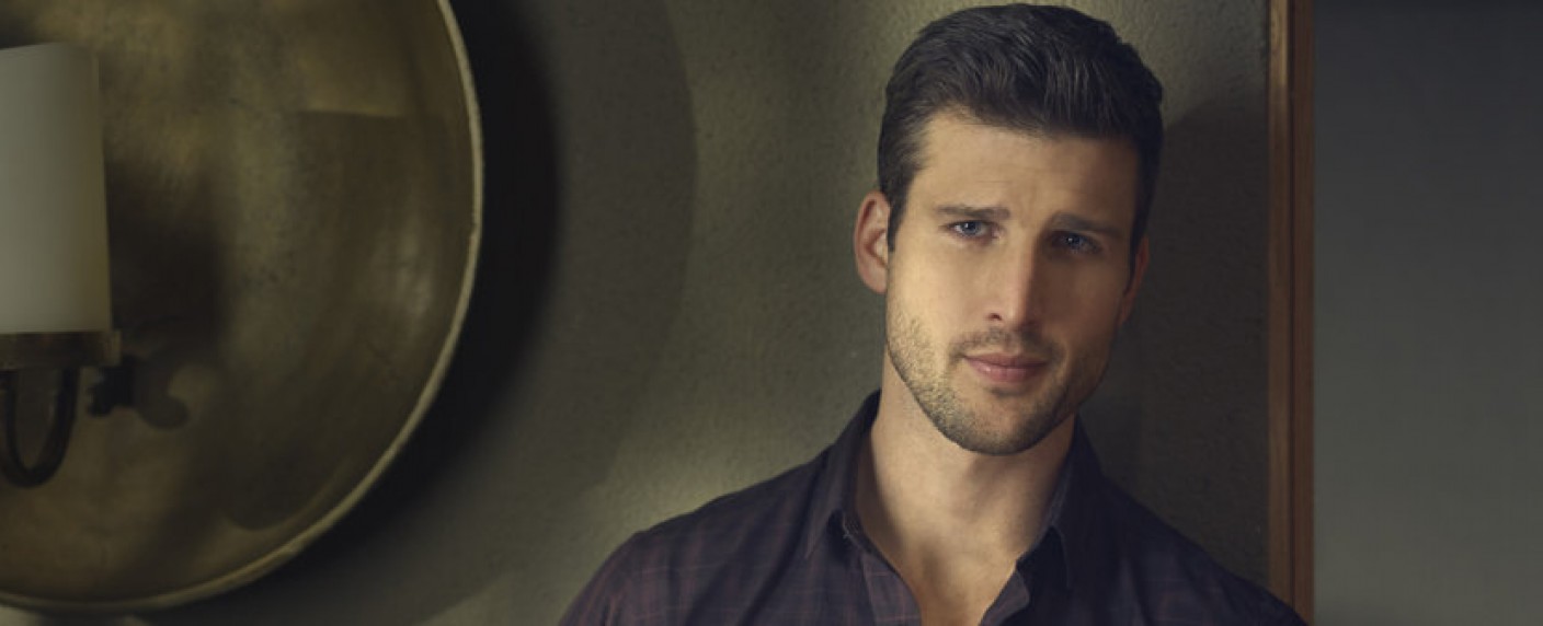 „United States of Al“-Veteran besucht Mayim Bialik in „Call Me Kat“ – Parker Young zu Gast in FOX-Comedy – Bild: Bravo/​Kurt Iswarienko