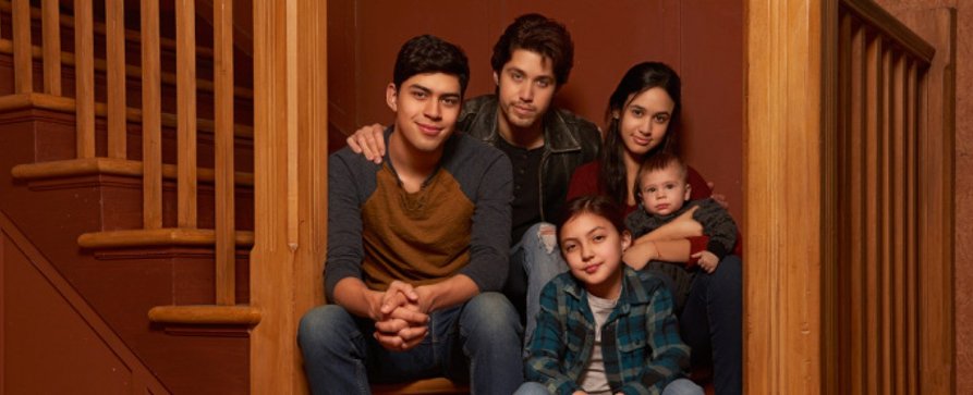 „Party of Five“: Reboot startet nach dem Jahreswechsel – Längerer Clip bietet ersten Blick auf die Familie Acosta – Bild: Freeform