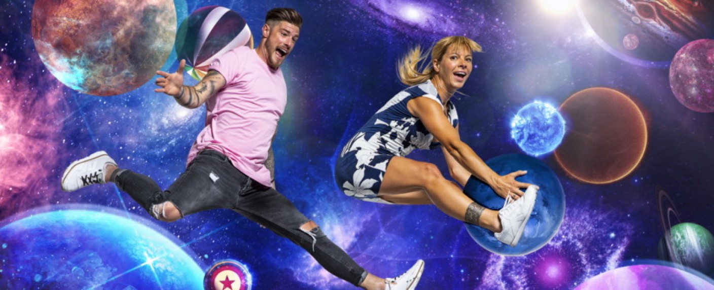 „Promi Big Brother“: Zwei Neuzugänge und erste Rauswahl am Mittwoch – Parallel zum Zuschauer:innen-Voting ziehen Barbara Kijewski und Pascal Kappés ein – Bild: SAT.1/​Marc Rehbeck.