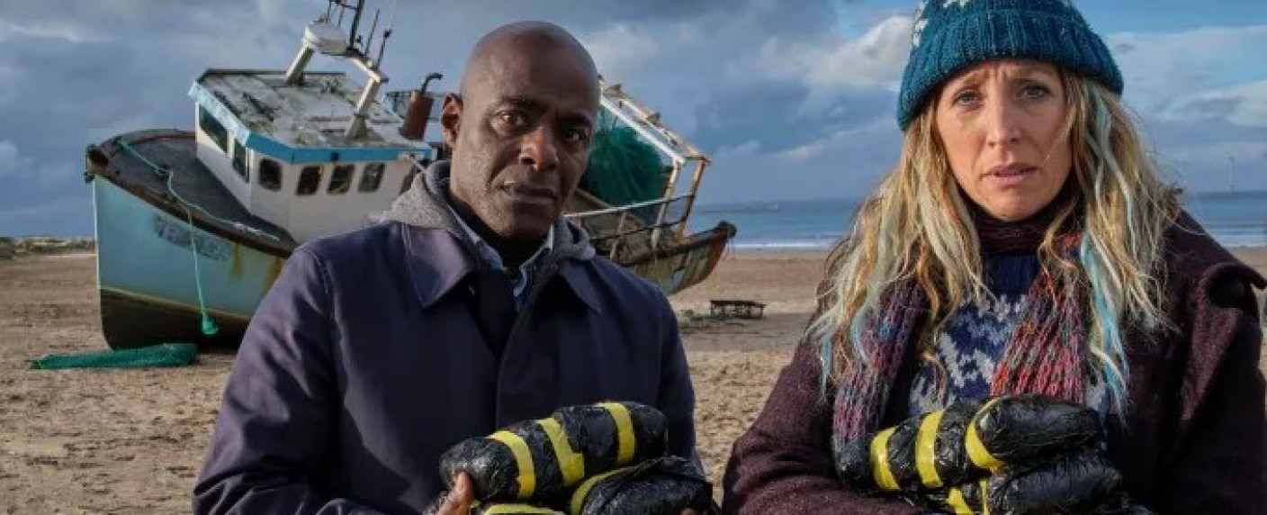 „Boat Story“: Schwarzhumoriges BBC-Drogendrama vor Deutschlandpremiere – Daisy Haggard („Back to Life“) und Paterson Joseph („Timeless“) stolpern über gestrandetes Kokain – Bild: BBC/​Two Brothers Pictures
