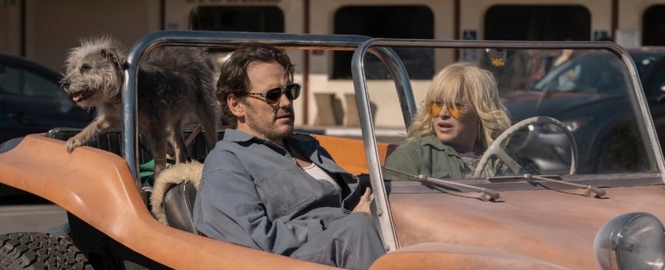 Patricia Arquette (r.) mit Matt Dillon in „The Desert“ – Bild: Aplle TV+