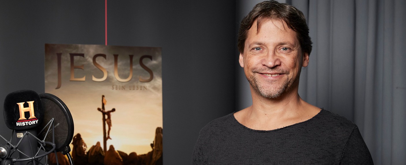 Von „Silas“ zu „Jesus“: Patrick Bach spricht in neuer History-Serie – Dokudrama „Jesus – Sein Leben“ läuft an Pfingsten – Bild: PR/​HISTORY/​Getty/​Reuter