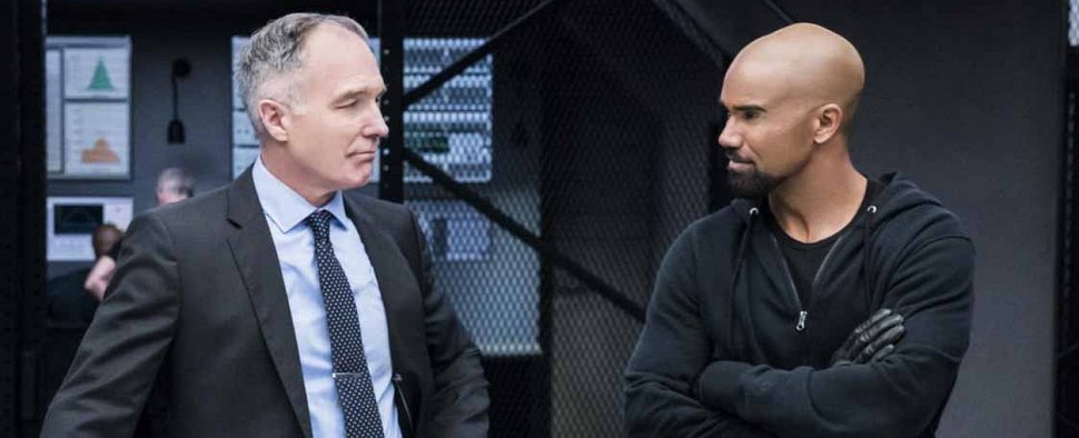 Patrick St. Esprit (l.) bleibt Shemar Moore (r.) und dem Team von „S.W.A.T.“ erhalten – Bild: CBS