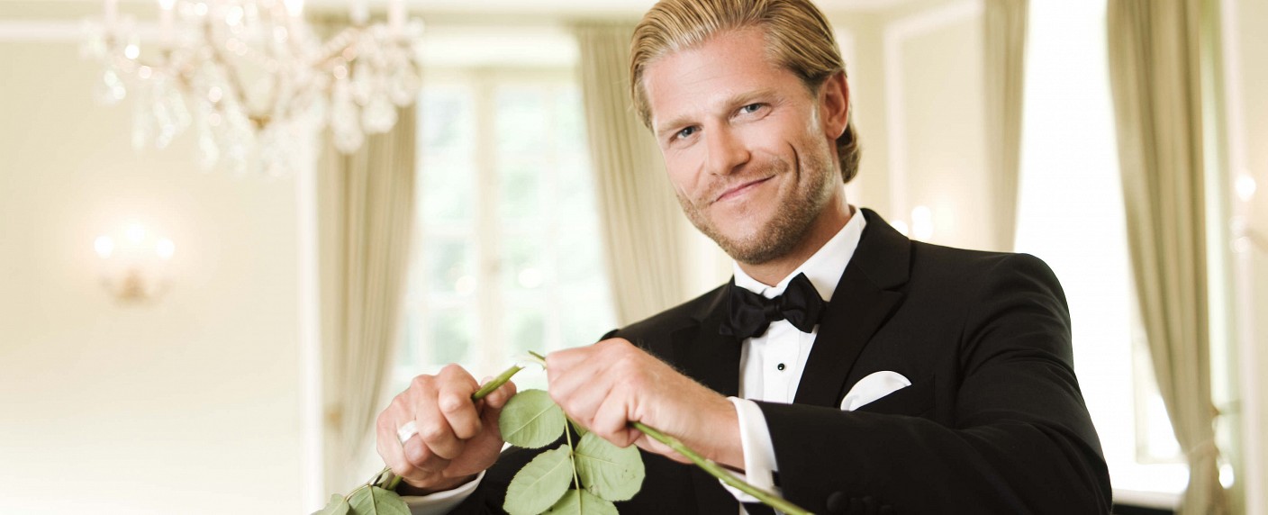 „Promi Big Brother“: Ex-„Bachelor“ Paul Janke zieht ein – Erster Bewohner der TV-WG offiziell bestätigt – Bild: Sat.1/​Arne Weychardt