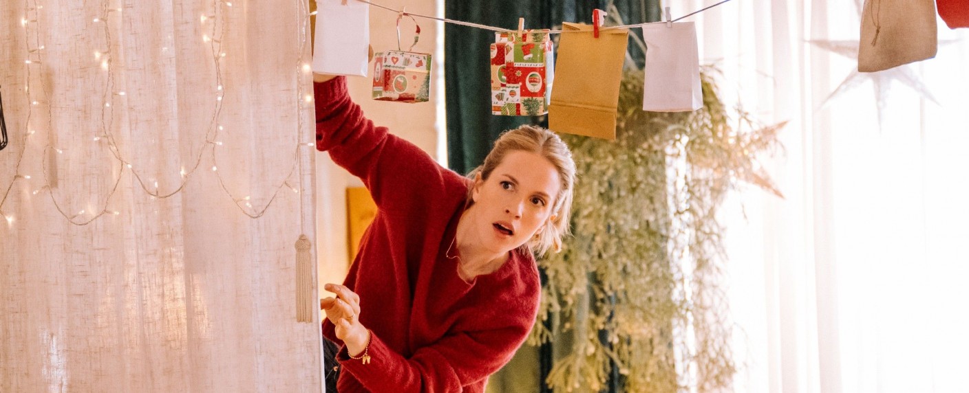 „Last X-Mas“: RTL+ startet „Adventskalender-Serie“ – Tägliches Comedy-Türchen der „Kleo“-Macher mit Paula Kalenberg – Bild: RTL/​Martin Rottenkolber