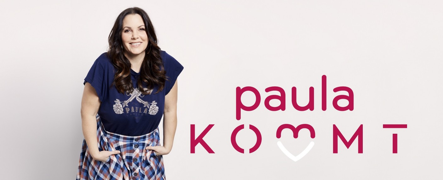 „Paula kommt“ wieder auf sixx und erstmals nach Hause – Neue Ausgaben des Sex-Talks mit Paula Lambert – Bild: sixx/​Marc Rehbeck
