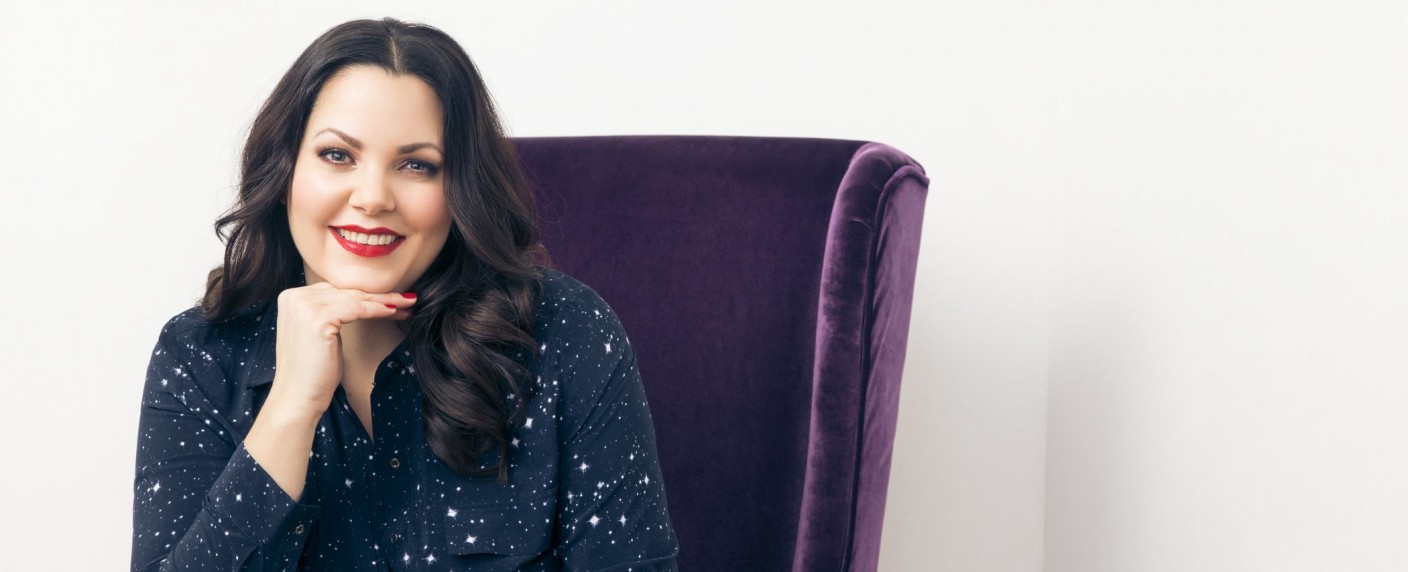 „Paula kommt“ im Mai wieder auf sixx – Neue „Sex und Gute Nacktgeschichten“ mit Paula Lambert – Bild: sixx/​Jens Koch