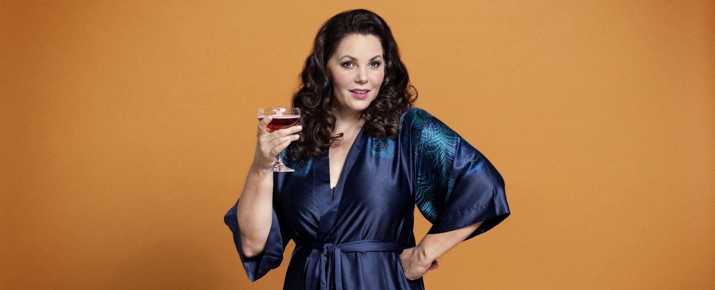 „Paula kommt“ zurück: Neue Folgen des sixx-Erotiktalks mit mehr Sendezeit – Paula Lambert talkt zur Primetime über „die schönste Hauptsache der Welt“ – Bild: sixx/​Wolf Lux