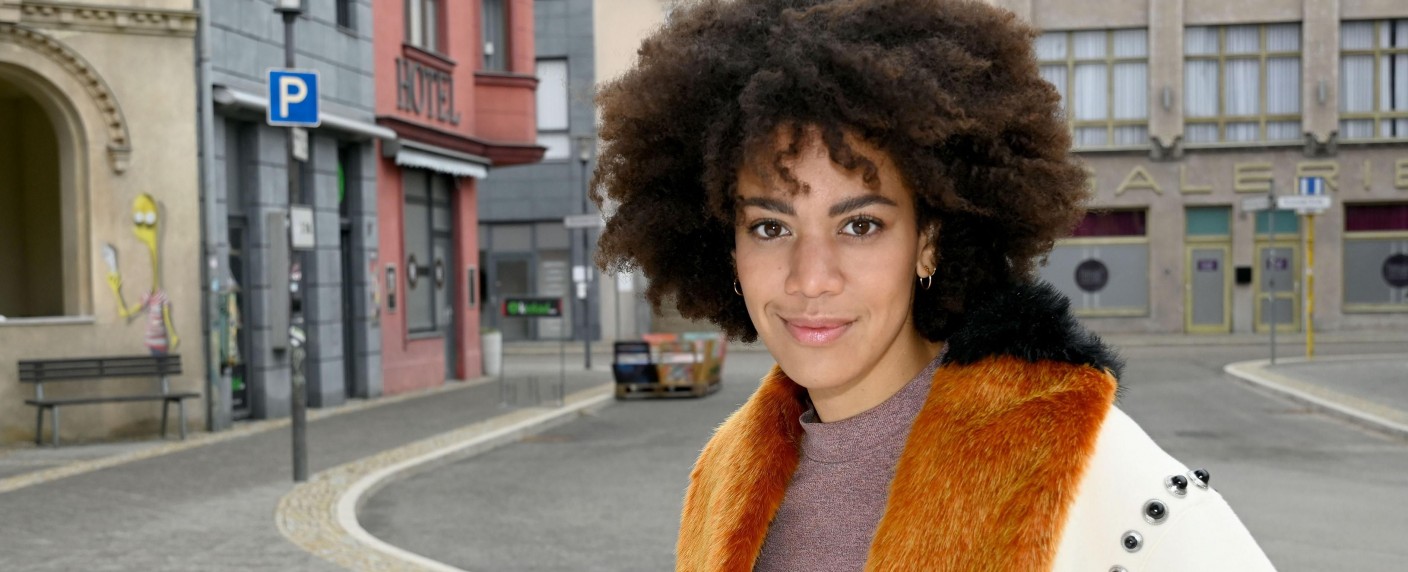 „GZSZ“: Pauline Afaja ist wieder da und bleibt – Neuzugang verstärkt den Hauptcast der RTL-Soap – Bild: RTL/​Rolf Baumgartner