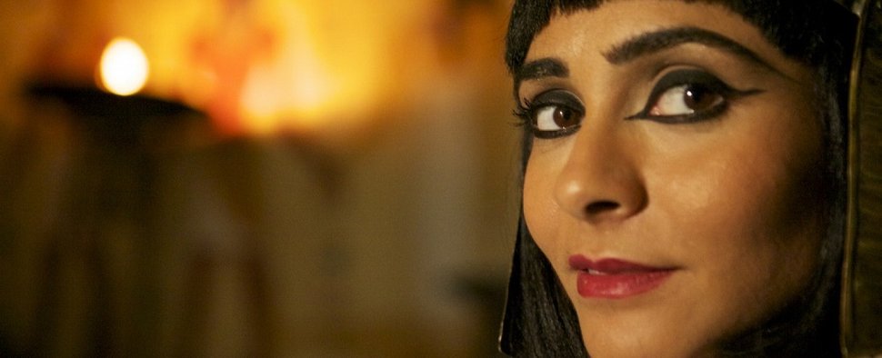 Pegah Ferydoni („Türkisch für Anfänger“) als Kleopatra – Bild: ZDF/Christina Rose