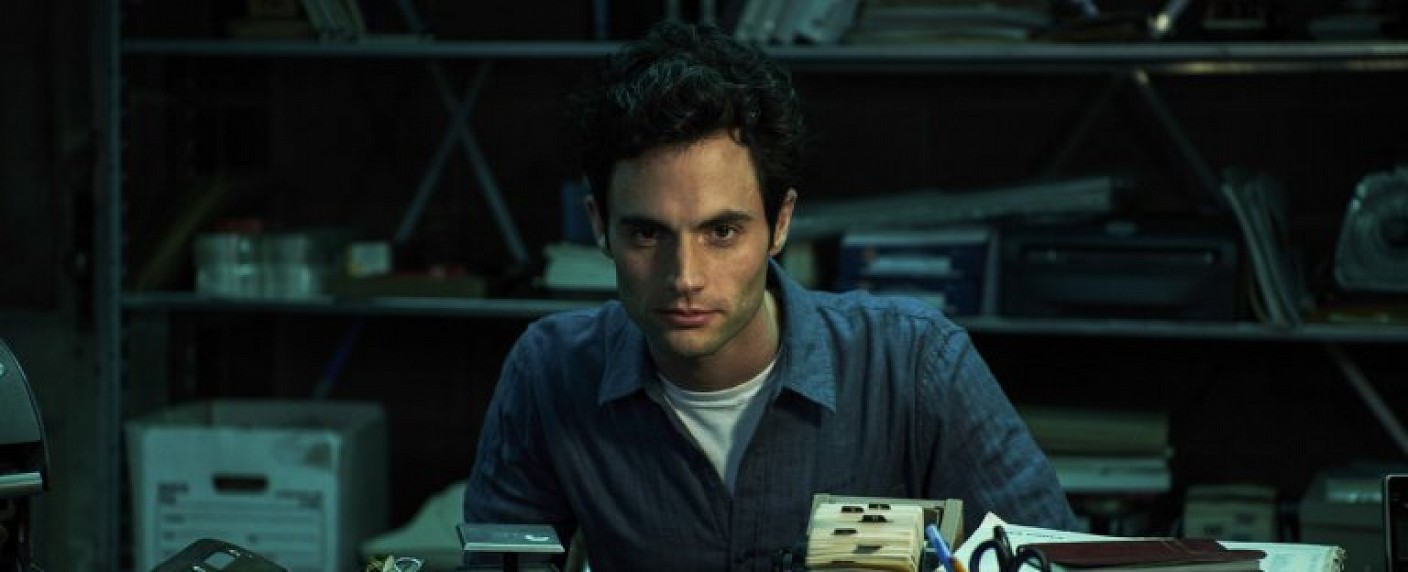 „You – Du wirst mich lieben“: Netflix zeigt Stalker-Drama zu Weihnachten – Penn Badgley als Buchhändler, der eine junge Autorin kontrollieren will – Bild: Lifetime