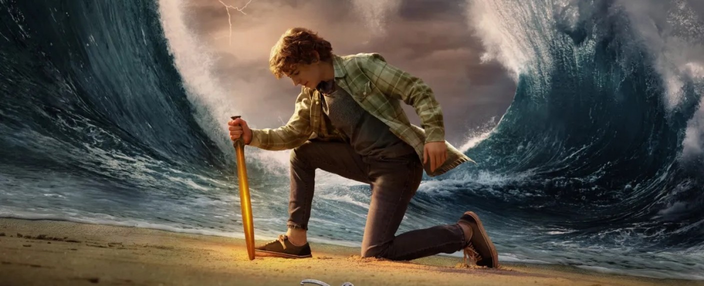 „Percy Jackson: Die Serie“: Zweite Staffel offiziell bestätigt – Walker Scobell steht demnächst im „Bann des Zyklopen“ – Bild: Disney+