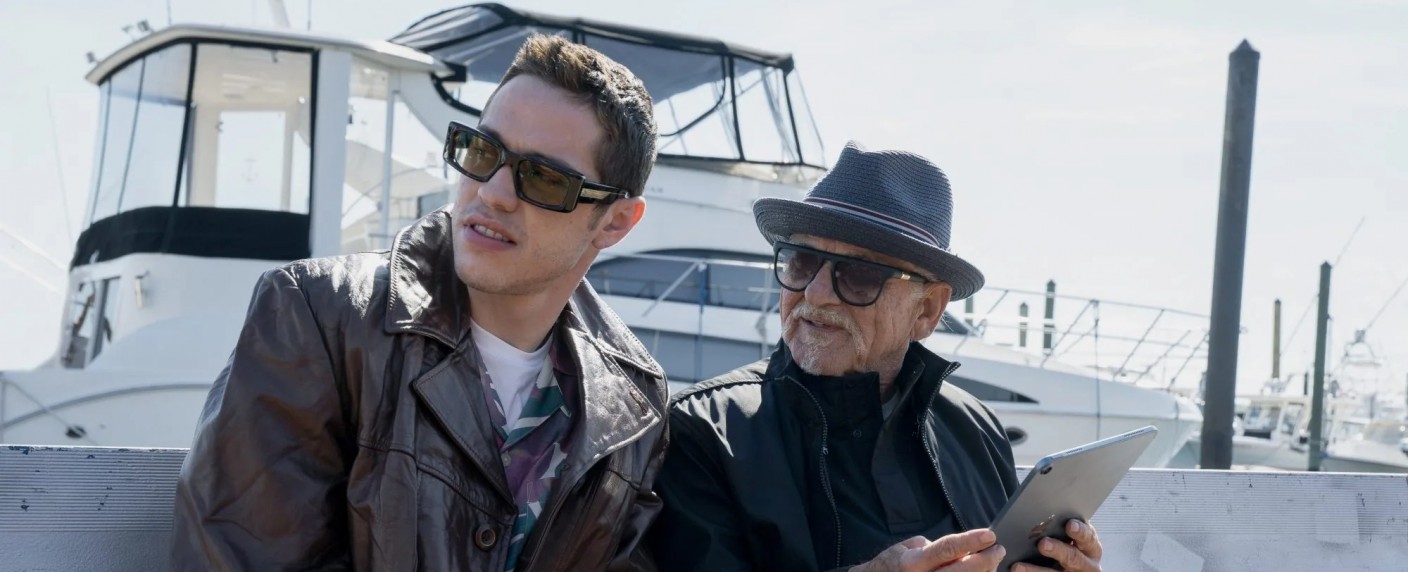 [UPDATE] „Bupkis“: Trailer zu neuer Comedyserie mit „SNL“-Star Pete Davidson – Edie Falco und Joe Pesci mit an Bord – Bild: Peacock/​Heidi Gutman