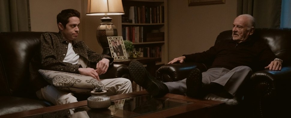 Pete Davidson (als er selbst, l.) und sein Opa Joe (Joe Pesci) im Austausch – Bild: ZDF/Peacock