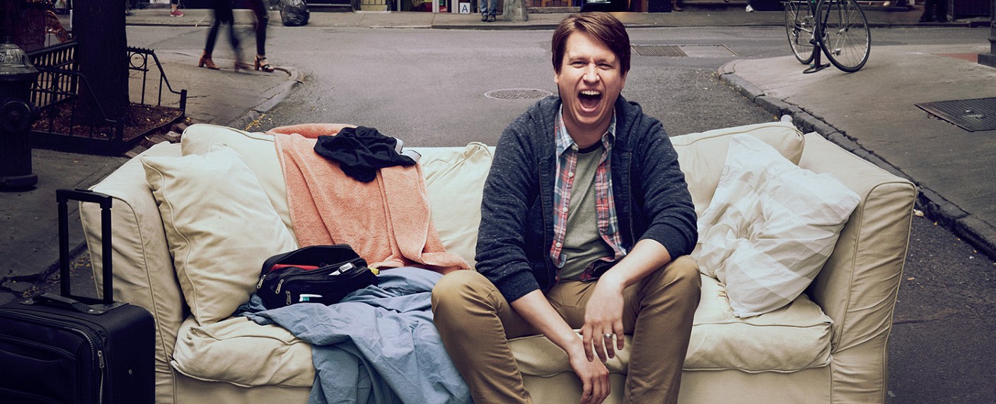 „Crashing“: Sky zeigt neue Comedy von „Girls“-Produzent ab Juli – Glückloser Comedian übernachtet auf Sofas von Erfolgs-Comedians – Bild: Sky