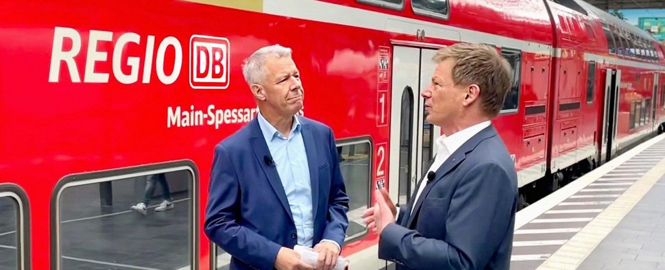 Peter Kloeppel (l.) interviewt den Vorsitzenden der Deutschen Bahn AG, Dr. Richard Lutz – Bild: RTL/Christian Schürmann