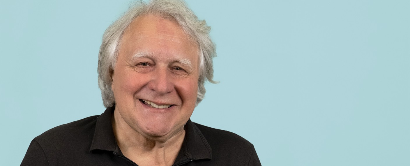 Peter Urban hört als ESC-Kommentator auf – NDR widmet dem Urgestein das Porträt „Peter Urbans 25 legendäre ESC Jahre“ – Bild: NDR/​Niklas Kutsche