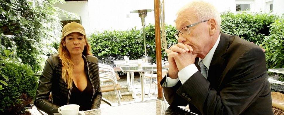 Peter Zegat (r.) mit Nadja Abd el Farrag in „Raus aus den Schulden“ – Bild: RTL