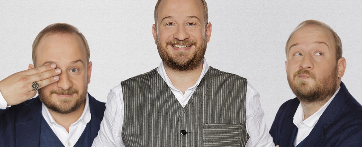 „Ende der Schonzeit“: WDR lässt Philip Simon auf Selbstdarsteller los – Kabarettist hinterfragt Politiker, Lobbyisten und andere Dampfplauderer – Bild: WDR/​Sachs