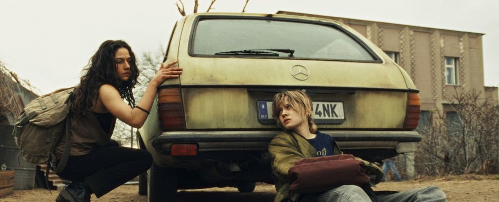 Phoebe (Soma Pysall, l.) und Bea (Lea Drinda) in „City of Blood“ – Bild: Julie Vrabelova/Amusement Park Film © 2026