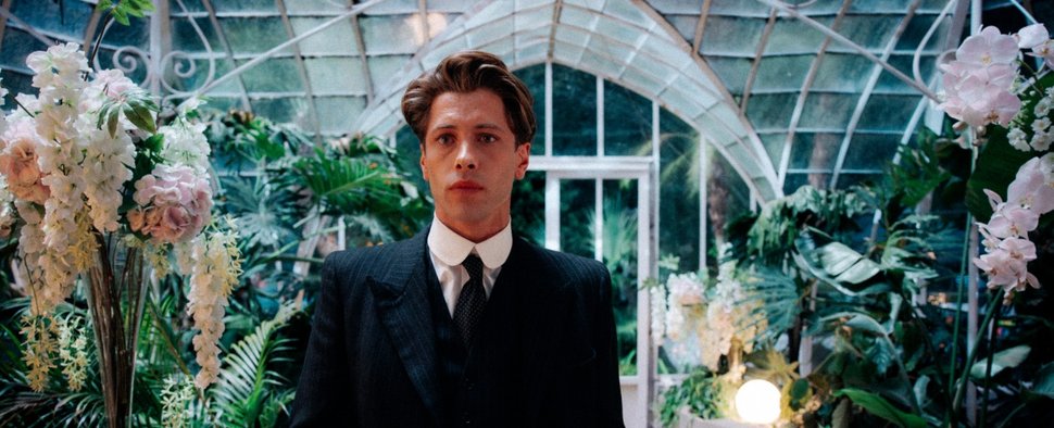 Pierre Gervais als René Magritte in „This Is Not a Murder Mystery“ – Bild: Panenka/VRT/ZDF