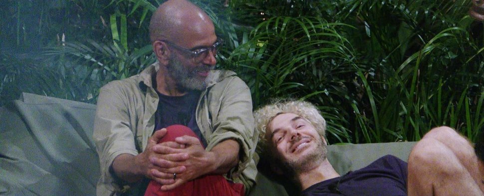 Pierre Sanoussi-Bliss (l.) und Sam Dylan können glücklich sein, am „Bus-und-Bäh-Tag“ nicht in den Einsatz geschickt worden zu sein – Bild: RTL