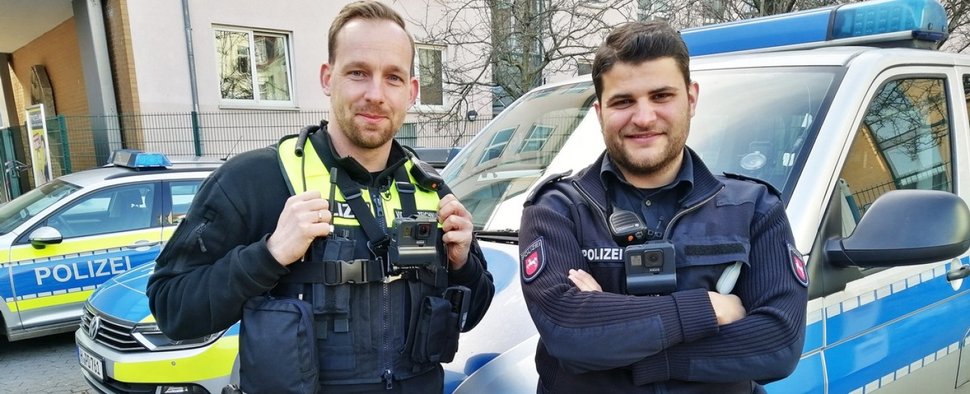 „Polizei im Einsatz“: Norbert Faust (l.) und Robin Melzer (r.) werden bei ihrem Streifen-Alltag begleitet – Bild: RTL Zwei/Good Times