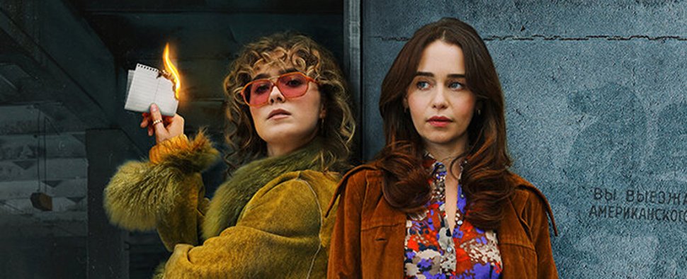 „Ponies“ mit Emilia Clarke (r.) und Haley Lu Richardson (l.) als angehende CIA-Agentinnen – Bild: Peacock