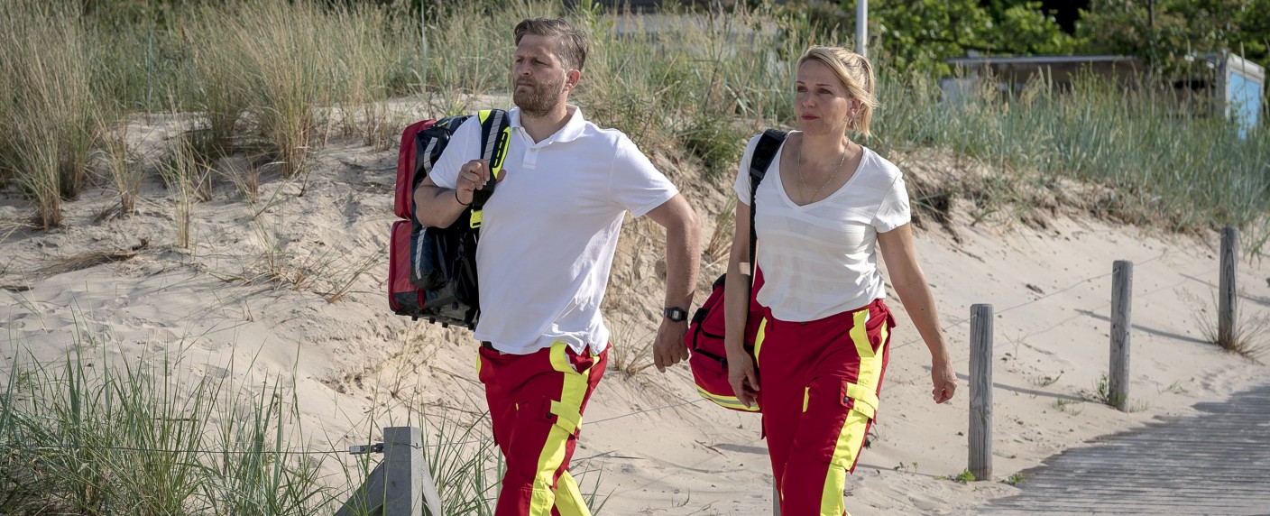 Quoten: Erfolgreiche „Praxis mit Meerblick“-Rückkehr, „Der Alte“ noch stärker – „Let’s Dance“ steigert sich, „Love Island“ am Boden – Bild: ARD Degeto/​Boris Laewen