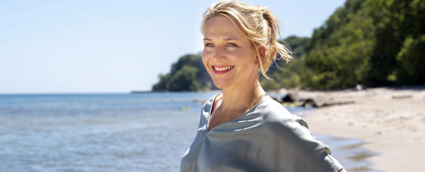 „Praxis mit Meerblick“-Star Tanja Wedhorn: „Ich würde rasend gerne mal die Mörderin sein!“ – Interview über Nora Kaminski, Fritzie Kühne und unerfüllte Rollenwünsche – Bild: ARD Degeto/​Boris Laewen