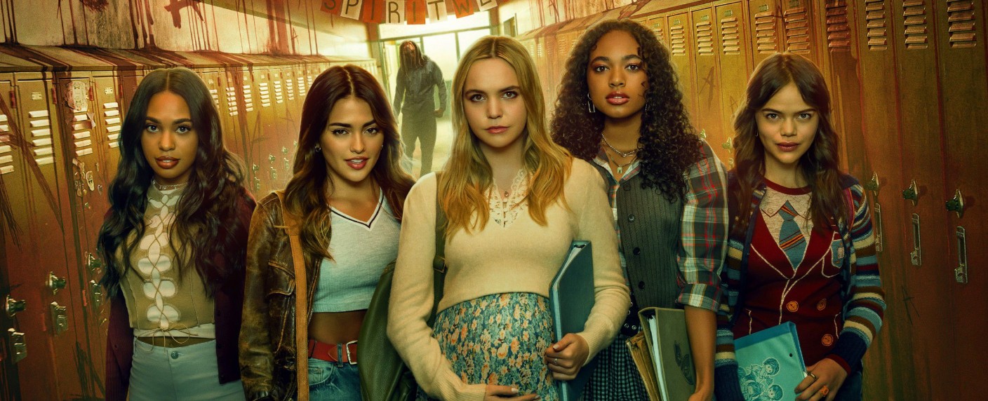 „Pretty Little Liars: Original Sin“: Reboot der Teenie-Serie feiert Deutschlandpremiere – Neuauflage als düsteres Coming-of-Age-Drama mit Horror-Einschlag – Bild: RTL /​ © & ™ WBEI