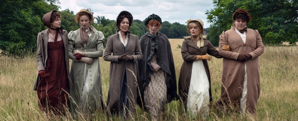 „Stolz und Vorurteil“: Erster Blick auf die Bennet-Schwestern, inklusive Emma Corrin als Lizzy Bennet (l.) und Olivia Colman (3. v. l.) – Bild: Netflix