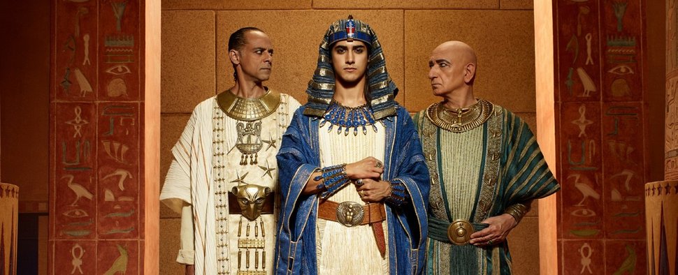 Priester Amun (Alexander Siddig), Pharao Tut (Avan Jogia) und Großwesir Ay (Ben Kingsley) in „Tut“ – Bild: VOX / Muse USA