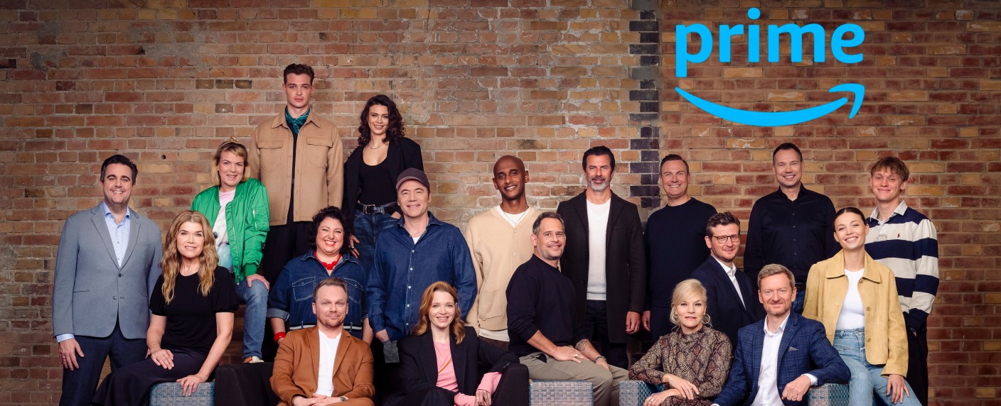 10 Jahre Prime Video: Diese neuen Serien, Filme, Shows und Dokus starten 2024/​25 – „Dinner for One“-Prequel, Friedhofscomedy und mehr von „Die Discounter“ und „LOL“ – Bild: Prime Video