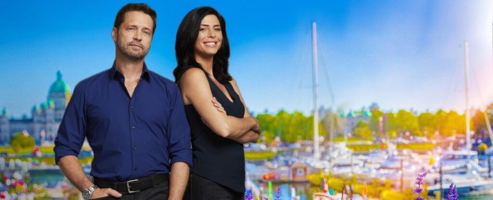 „Private Eyes West Coast“ mit Jason Priestley (l.) und Cindy Sampson (r.) – Bild: The CW