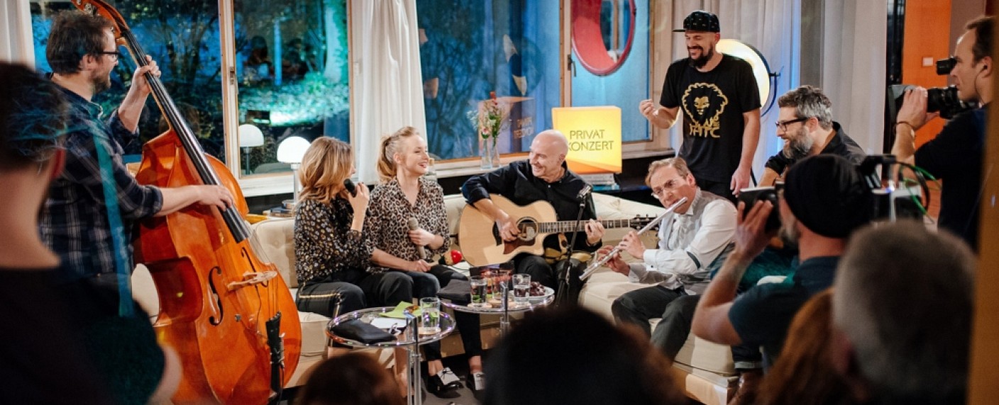 Versteckte TV-Perlen: „Privatkonzert“ mit Wigald Boning und Kim Fisher – Wohnzimmerkonzerte im MDR mit Midge Ure, Leslie Clio, Conchita und Co. – Bild: MDR/​DW/​Marcel Schröder