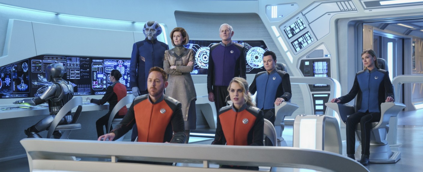 Vor dem Start: „The Orville“: Staffel 3 der Seth-MacFarlane-Serie bleibt „bestes ‚Star Trek‘“ – Review – Späte Fortsetzung zeigt sich menschlich, sensibel und charakterzentriert – Bild: Michael Desmond/​Hulu
