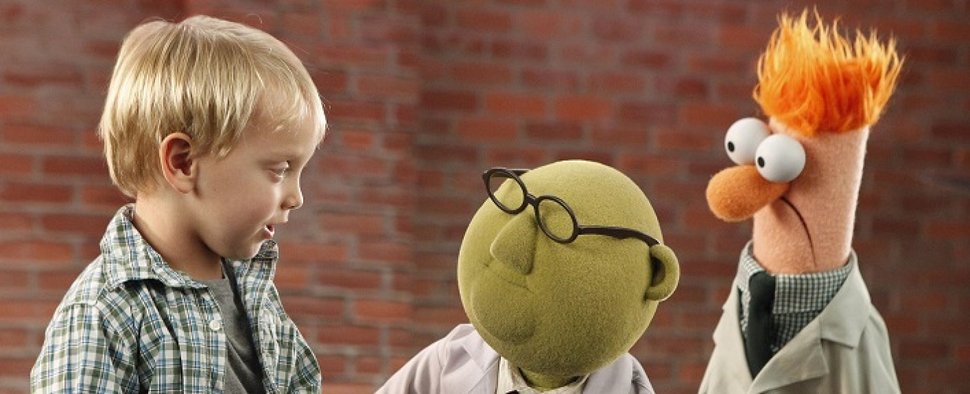 Prof. Dr. Honigtau Bunsenbrenner und sein Assistent Beaker sprechen mit einem ihrer Fans – Bild: Disney Channel