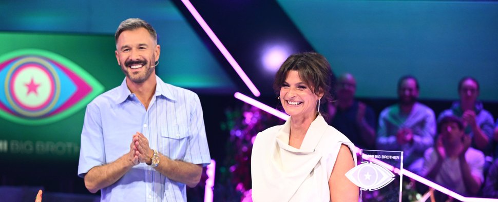 Jochen Schropp und Marlene Lufen moderieren „Promi Big Brother“ auch 2026. – Bild: Joyn/Willi Weber