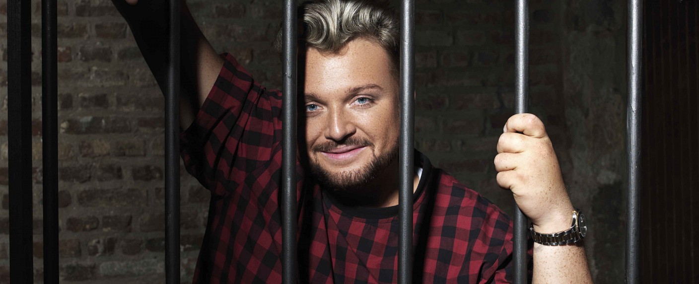 Sat.1 gibt ersten „Promi Big Brother“-Bewohner bekannt – Ex-„DSDS“-Kandidat Menowin Fröhlich bestätigt – Bild: Sat.1/​Arne Weychardt