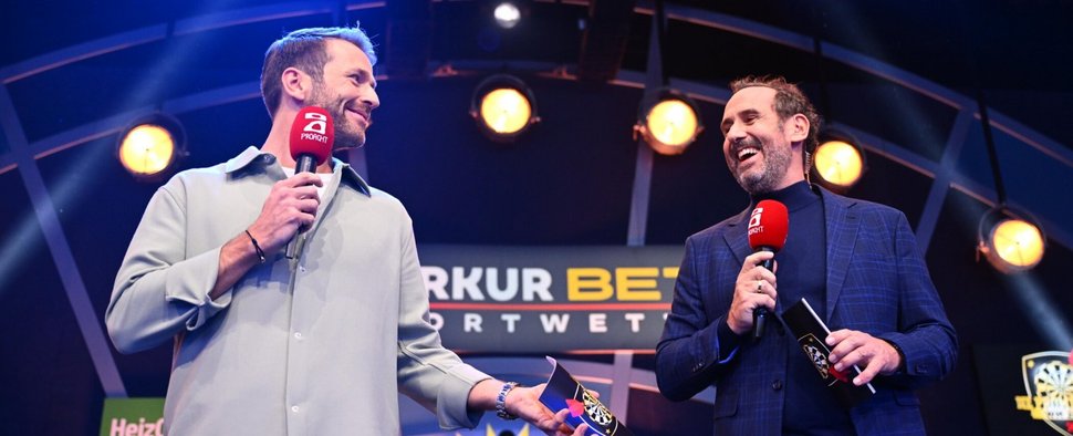Die „Promi-Darts-WM“ mit Moderator Christian Düren (l.) und Kommentator Elmar Paulke (r.) – Bild: ProSieben/Willi Weber