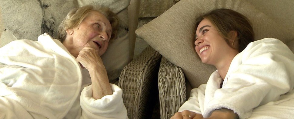 „Prominent und Pflegekraft“ mit Melissa Damilia und Seniorin Maria – Bild: RTL Zwei/Good Times