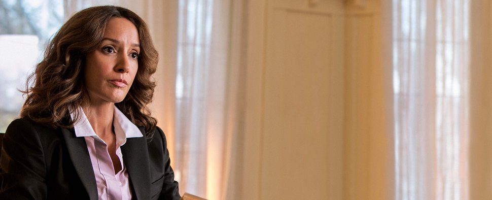 Jennifer Beals als Dr. Carolyn Taylor in „Proof“ – Bild: Turner Entertainment Networks