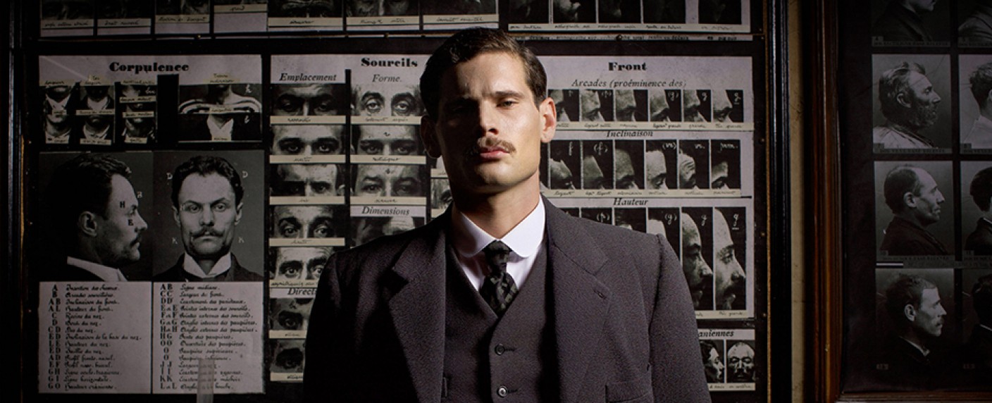 „Paris Police 1900“: Deutschlandpremiere für Krimi-Thriller mit Evelyne Brochu („Orphan Black“) – Mordfall im Jahr 1899 könnte politisches Pulverfass zum Explodieren bringen – Bild: Vincent Flouret /​ Canal+