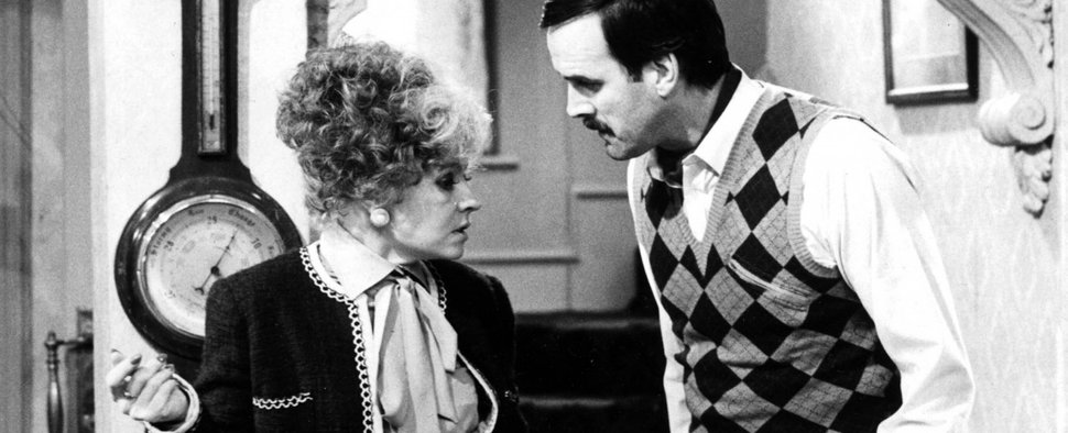 Prunella Scales mit John Cleese in „Fawlty Towers“ – Bild: IMAGO/Ronald Grant