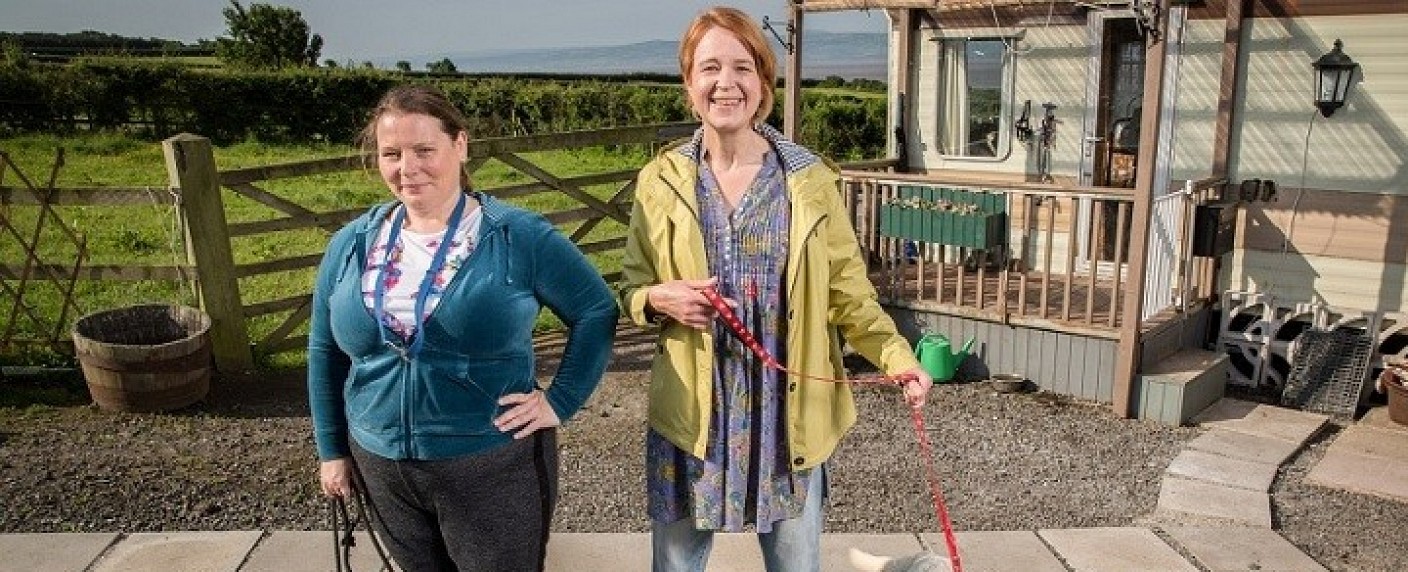 „Puppy Love“ startet bei BBC Four noch im November – Comedyserie über Freundinnen, Hunde und Familien – Bild: BBC