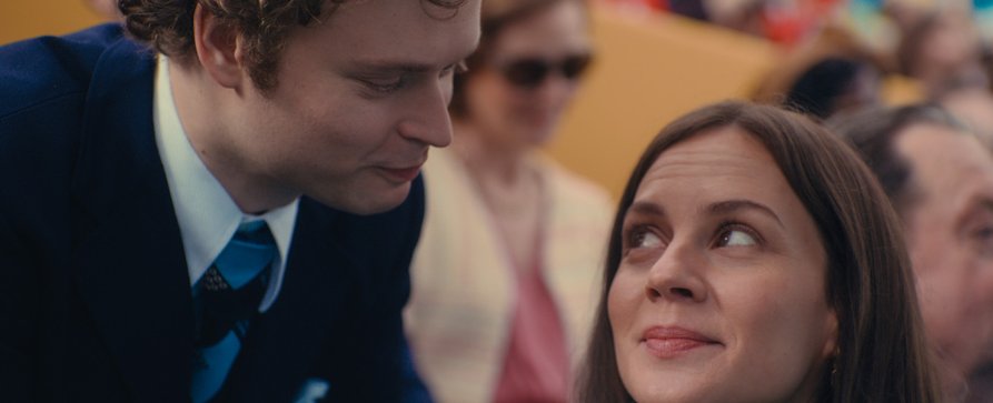 „Queen Silvia“: Sat.1 und Amazon drehen royale Serie über das schwedische Königshaus – Mit Alicia von Rittberg und Edvin Endre als künftiges Königspaar – Bild: Amazon/ Joyn/ Pyjama Pictures „Queen Silvia“: Sat.1 und Amazon drehen royale Serie über das schwedische Königshaus – Mit Alicia von Rittberg und Edvin Endre als künftiges Königspaar – Bild: Amazon/ Joyn/ Pyjama Pictures